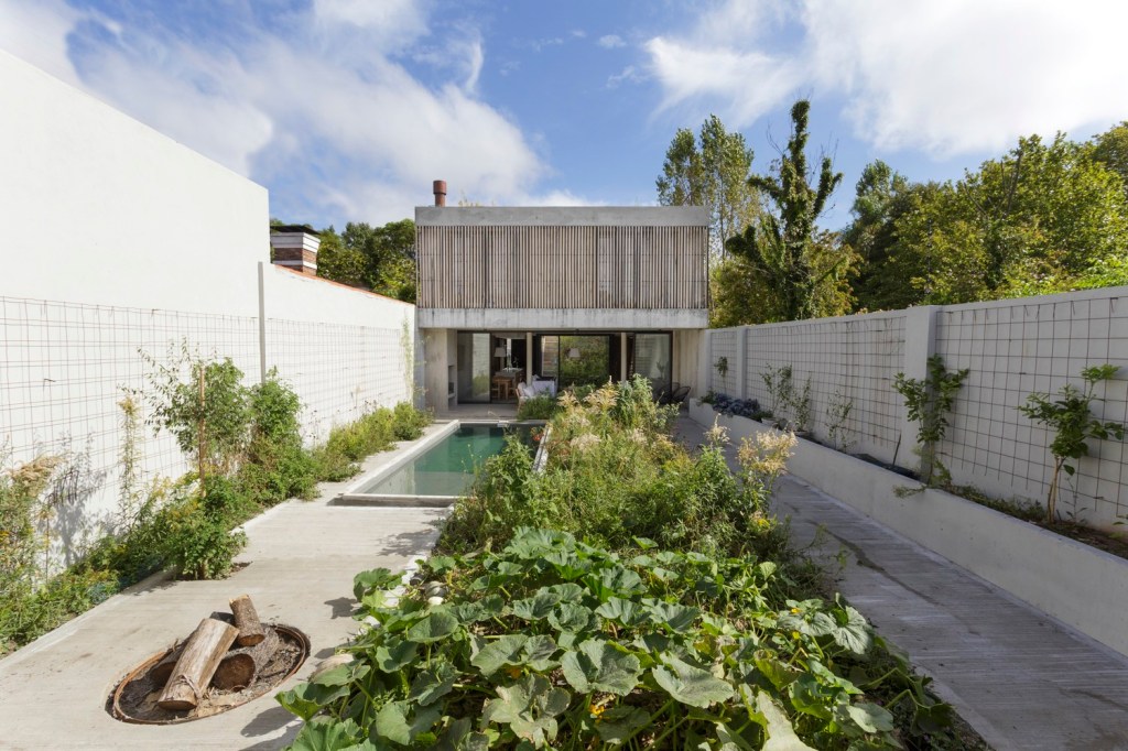 Casa sustentável possui jardins em todos os andares casa arquitetura sustentabilidade sustentavel
