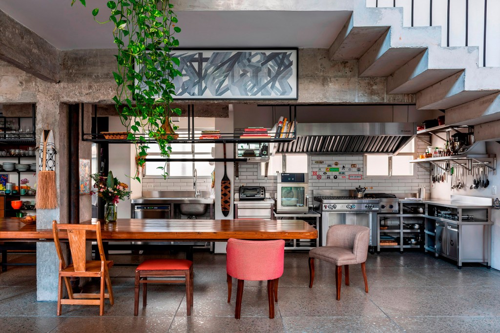 Apartamento repleto de plantas em São Paulo assinado pelo escritório Messa Penna Arquitetura apartamento urban jungle biofilia industrial decor decoracao messa pena arquitetura
