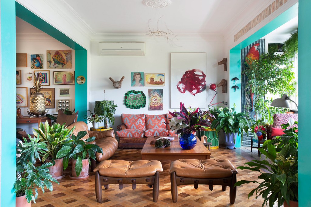 Sala-de-estar-e-varanda-_-Lírios-da-paz,-Dracenas,-Marantas,-Asparagus,-Syngonium,-Ficus-e-Leeas-_-foto-1 apartamento decor paisagismo isabela capeto anna luiza rothier plantas decoração rio de janeiro