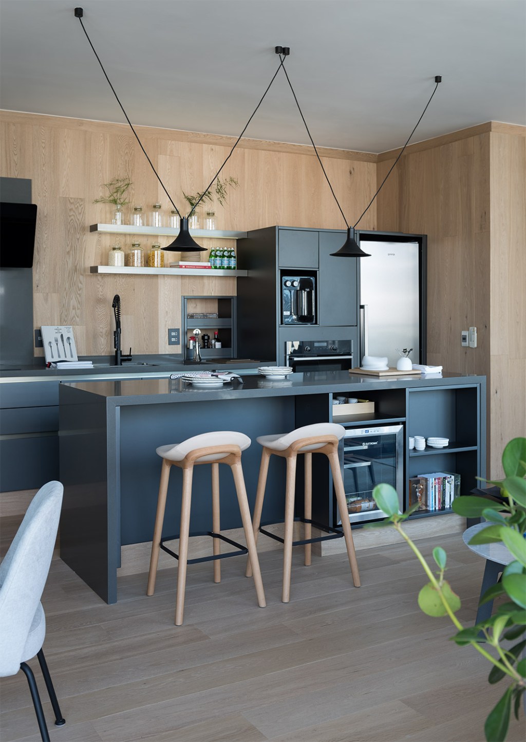 Tam_Alta10 Apartamento assinado por Patrícia Martinez utiliza madeira em todos os ambientes