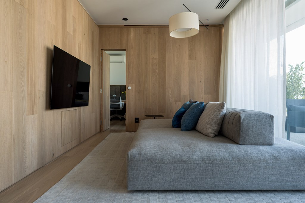 Tam_Alta12 Apartamento assinado por Patrícia Martinez utiliza madeira em todos os ambientes