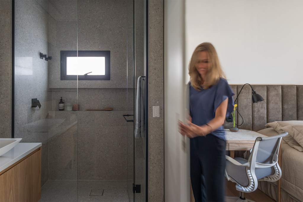 Tam_Alta20 Apartamento assinado por Patrícia Martinez utiliza madeira em todos os ambientes