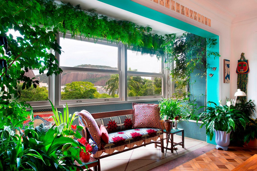 Varanda-da-sala-_-Asparagus,-Syngonium,-Ficus,-Leea-e-Lírio-da-paz apartamento decor paisagismo isabela capeto anna luiza rothier plantas decoração rio de janeiro