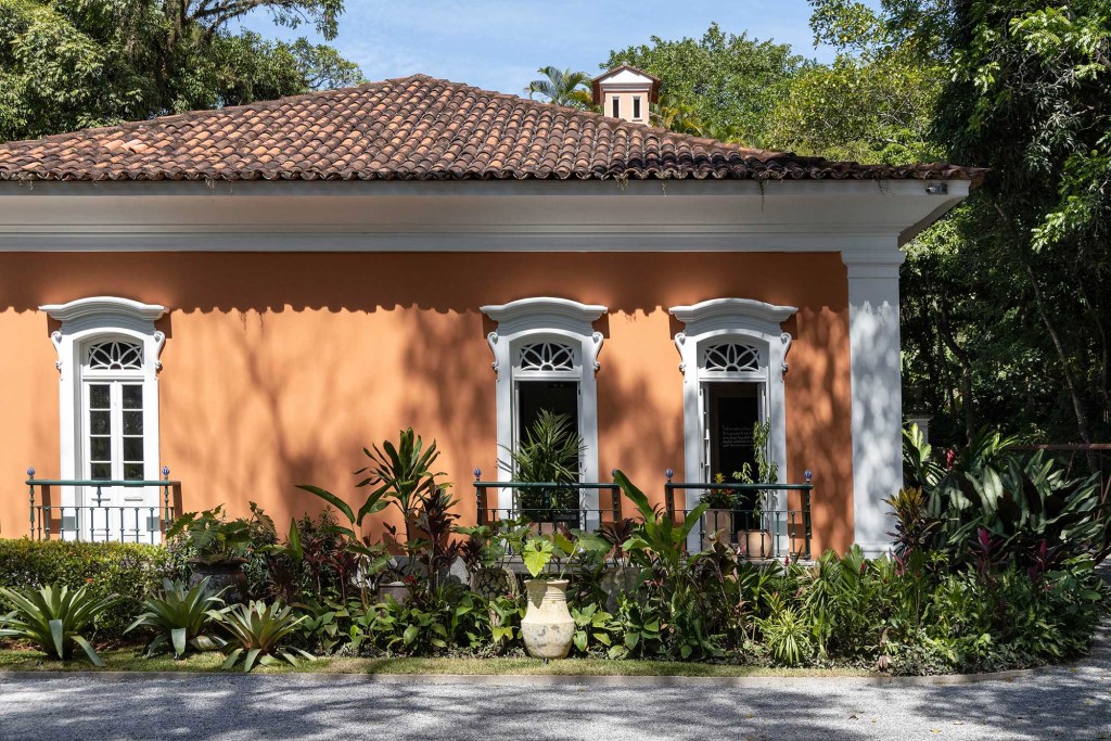 casacor-rio-fachada-residencia-brando-barbosa casacor rio de janeiro 2021 fachada cor coral residência brando barbosa 30 edição mostras