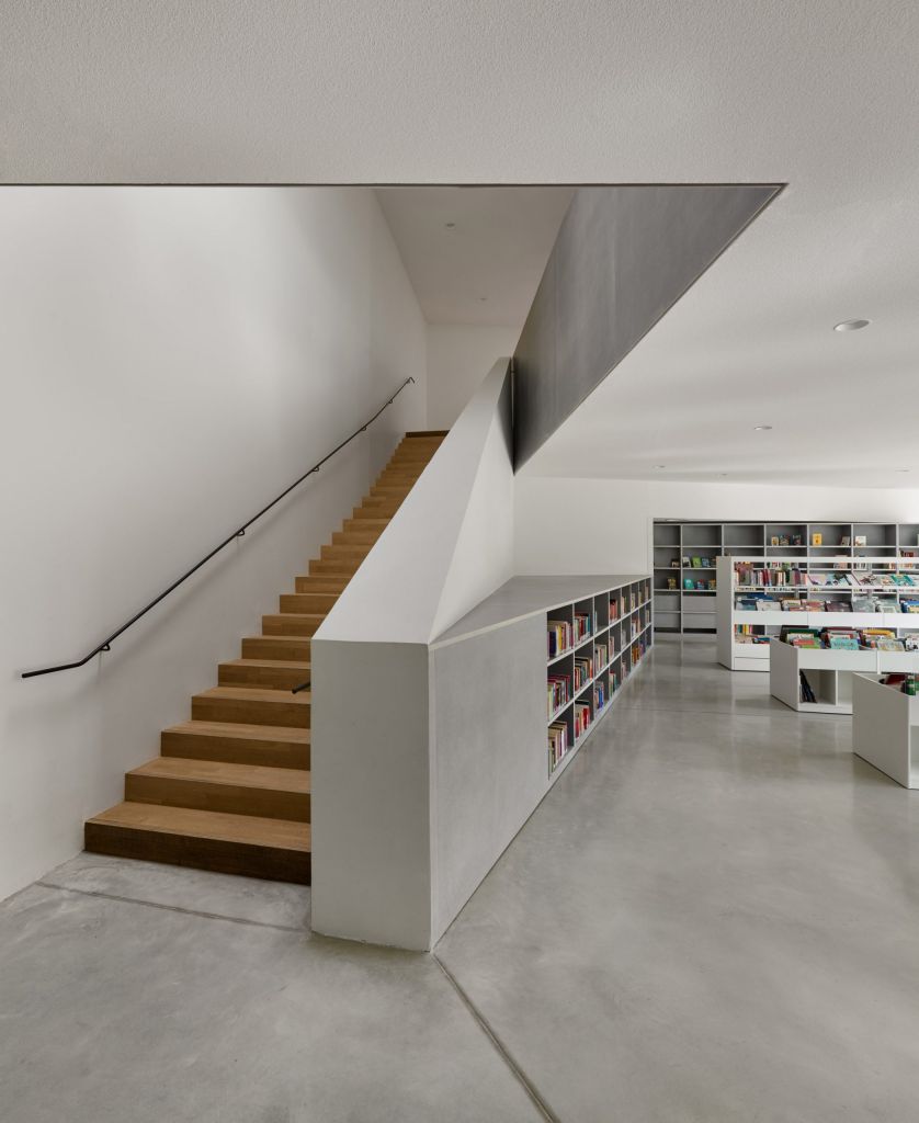 escada de madeira acesso ao segundo piso biblioteca francesa