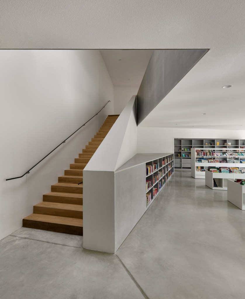 escada de madeira acesso ao segundo piso biblioteca francesa escada de madeira acesso ao segundo piso biblioteca francesa
