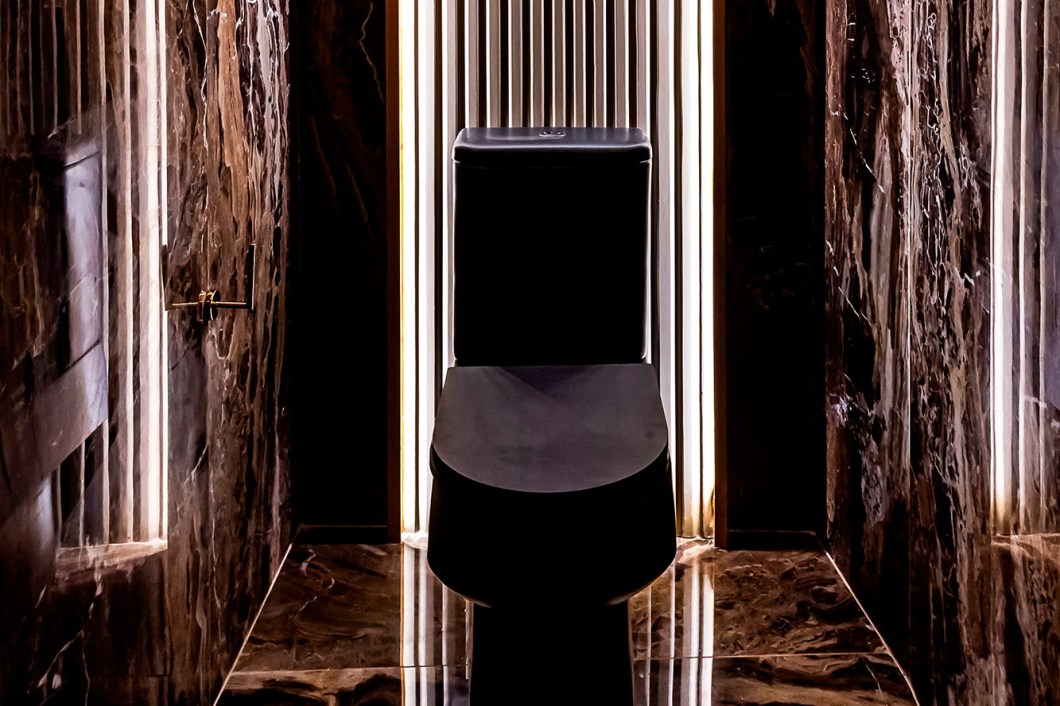 Baños a Niveles - Gabriela Greiner e Natalia Pereyra. O desafio das profissionais foi projetar banheiros em espaços pequenos, irregulares e espaçados. Para isso, elas criaram áreas integradas por meio do design, com elementos, texturas, cores e iluminação indireta, nos três níveis do projeto. No primeiro andar fica a pia; no mezanino, os chuveiros; no térreo, o lavabo e a penteadeira. Painéis ranhurados, materiais e cores vivas caracterizam a arquitetura eclética. Baños a Niveles - Gabriela Greiner e Natalia Pereyra. O desafio das profissionais foi projetar banheiros em espaços pequenos, irregulares e espaçados. Para isso, elas criaram áreas integradas por meio do design, com elementos, texturas, cores e iluminação indireta, nos três níveis do projeto. No primeiro andar fica a pia; no mezanino, os chuveiros; no térreo, o lavabo e a penteadeira. Painéis ranhurados, materiais e cores vivas caracterizam a arquitetura eclética.