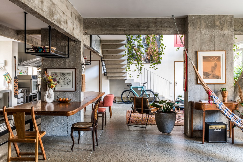 Apartamento repleto de plantas em São Paulo assinado pelo escritório Messa Penna Arquitetura apartamento urban jungle biofilia industrial decor decoracao messa pena arquitetura
