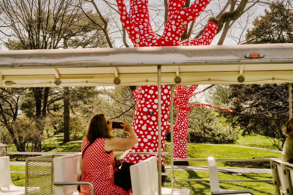 Yayoi Kusama expõe sua arte pop e conceitual em NY