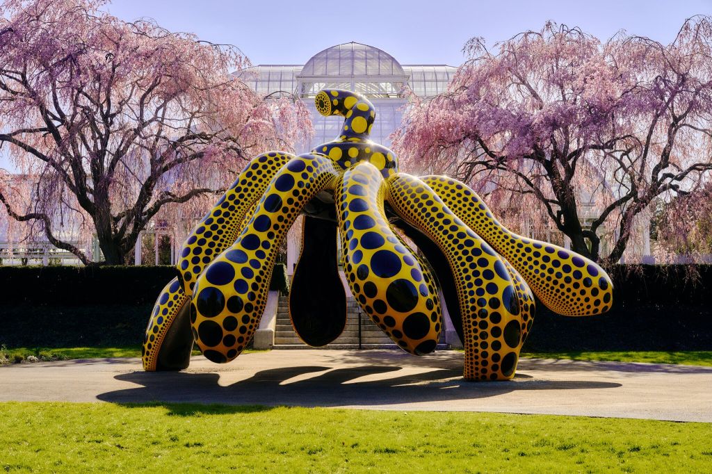 Yayoi Kusama expõe sua arte pop e conceitual em NY