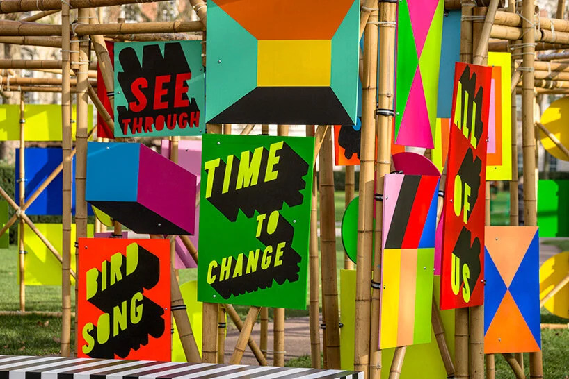 morag-myerscough-bamboo-installation-grosvenor-square-designboom-09 “Ver Através” (See Through, em inglês) é uma instalação interativa de bambu com cores impressionantes, diferentes padrões geométricos e mensagens de esperança e alegria.