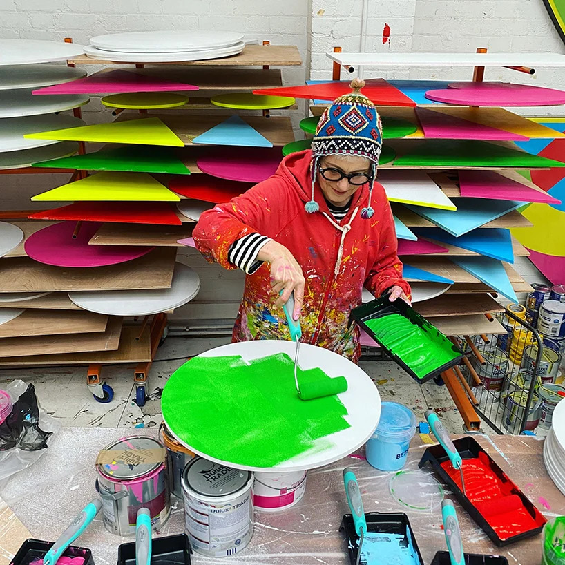 morag-myerscough-bamboo-installation-grosvenor-square-designboom-50 “Ver Através” (See Through, em inglês) é uma instalação interativa de bambu com cores impressionantes, diferentes padrões geométricos e mensagens de esperança e alegria.