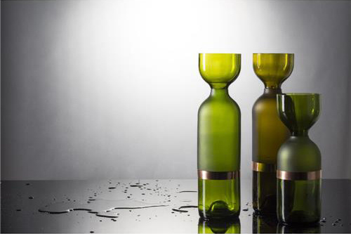 A série de vasos criada Brunno Jahara e Patrícia Bagniewski foi criada a partir de garrafas