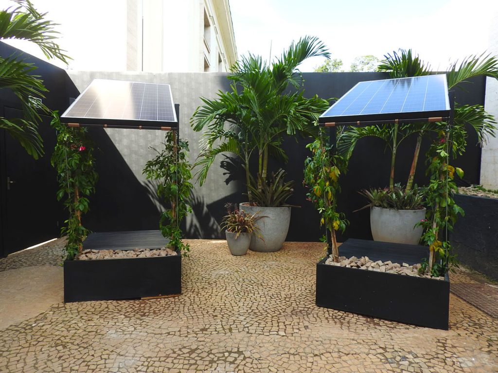 projeto com placa solar acobertando as plantas