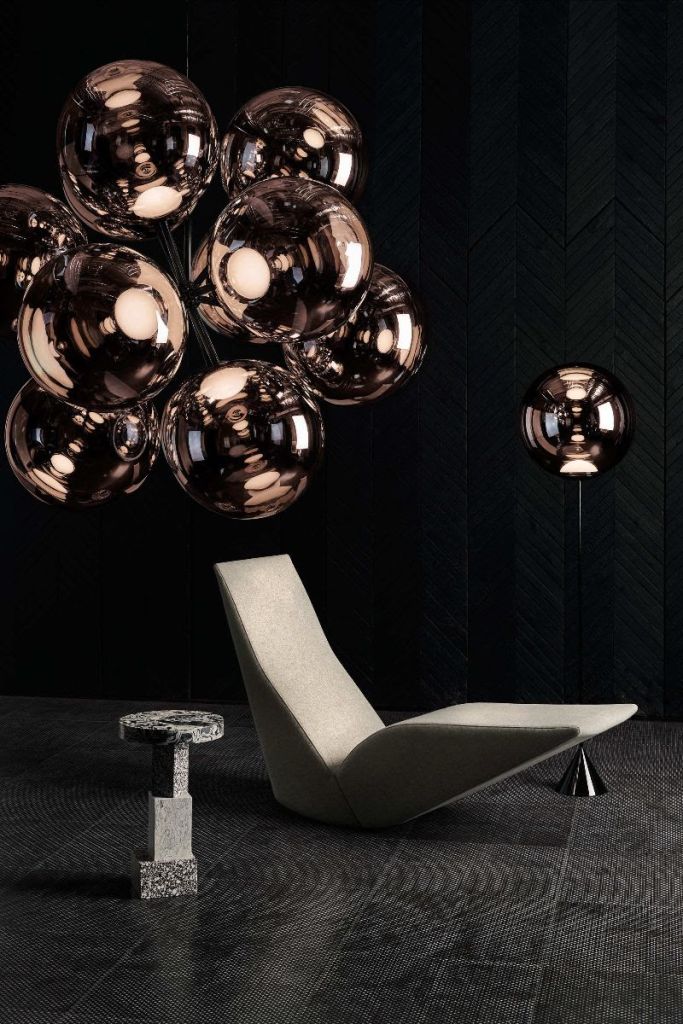 Tom Dixon. HYDRO, uma cadeira 100% reciclável, e BURST, um avantajado lustre composto por 12 orbes esféricas.
