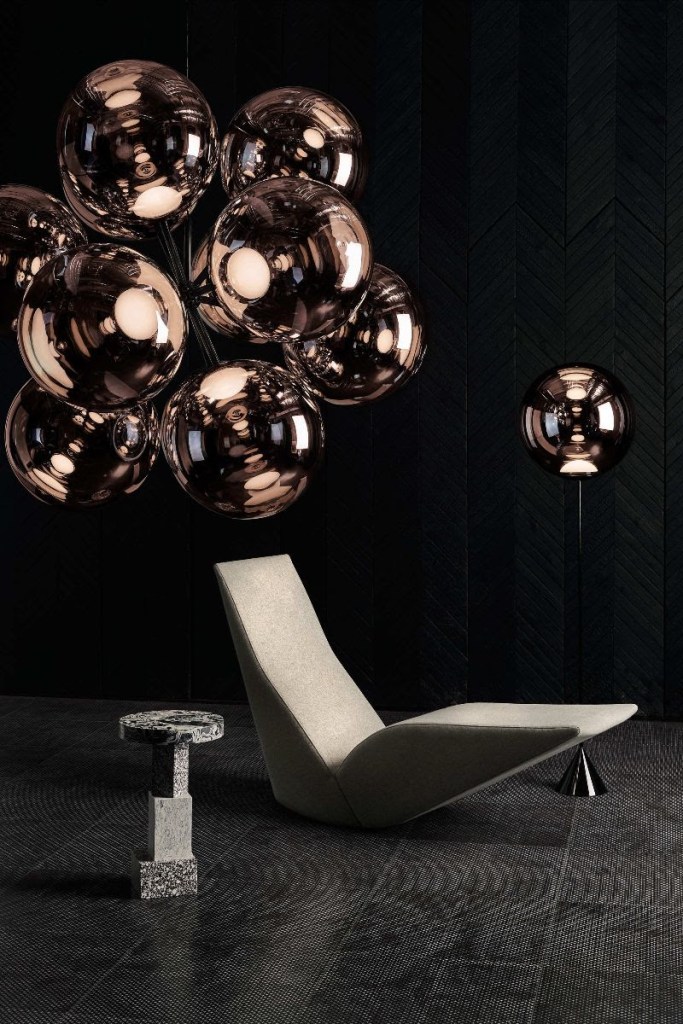 Tom Dixon 4 Tom Dixon. HYDRO, uma cadeira 100% reciclável, e BURST, um avantajado lustre composto por 12 orbes esféricas.