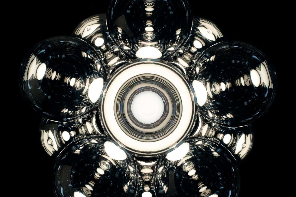 Tom Dixon 6 Tom Dixon. HYDRO, uma cadeira 100% reciclável, e BURST, um avantajado lustre composto por 12 orbes esféricas.