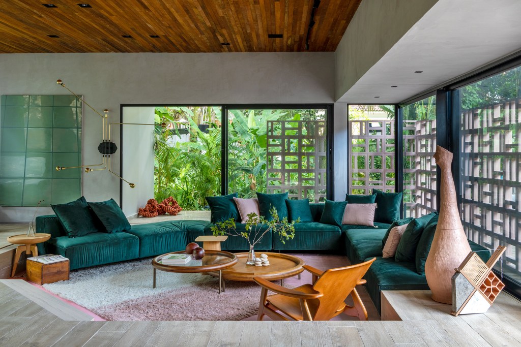 up-arquitetura-casa-up-casacor-rio-de-janeiro-2021-foto-andre-nazareth-sofa-verde casacor rio de janeiro 2021 rj ambientes decoração arquitetura mostras up3 michelle wilkinson thiago morsh cade marino