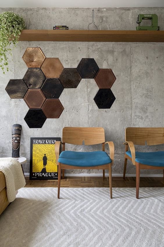 Revestimento Hexágono Produzido pela Recoffe Design, o revestimento Hexágono utiliza a borra de café como matéria-prima e aglutinantes naturais de fonte renovável.
