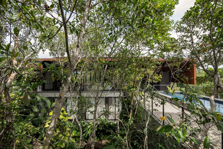 Atendendo a um pedido do cliente, nenhuma árvore foi retirada do terreno para a construção da casa.