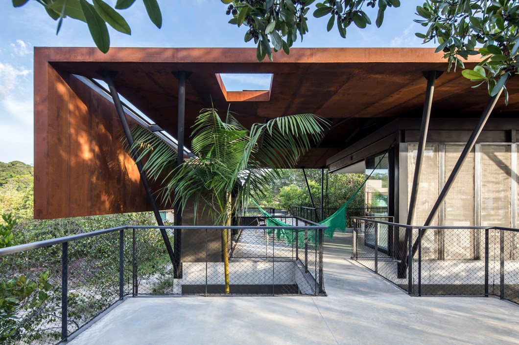O telhado de aço corten patina com o tempo, mudando de cor, e é de baixa manutenção. O telhado de aço corten patina com o tempo, mudando de cor, e é de baixa manutenção.
