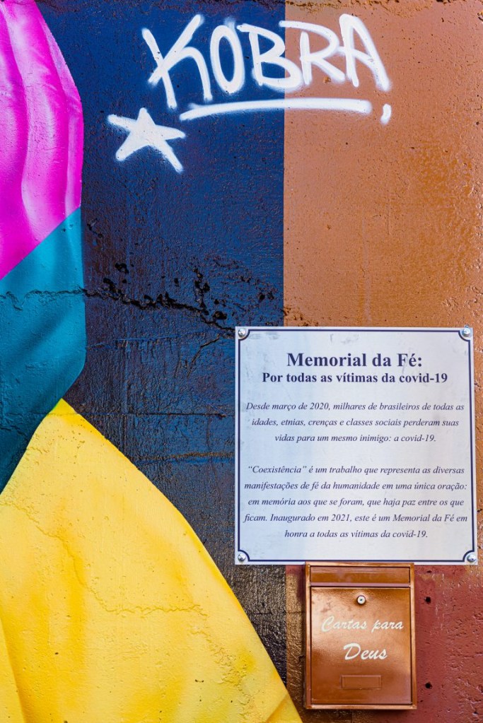 Placa-e-local-para-cartas-no-mural-Crédito-para-Bráulio-Costa-Couto-768×1151 mural Kobra; são paulo; pinheiros; homenagem; vitimas da covid