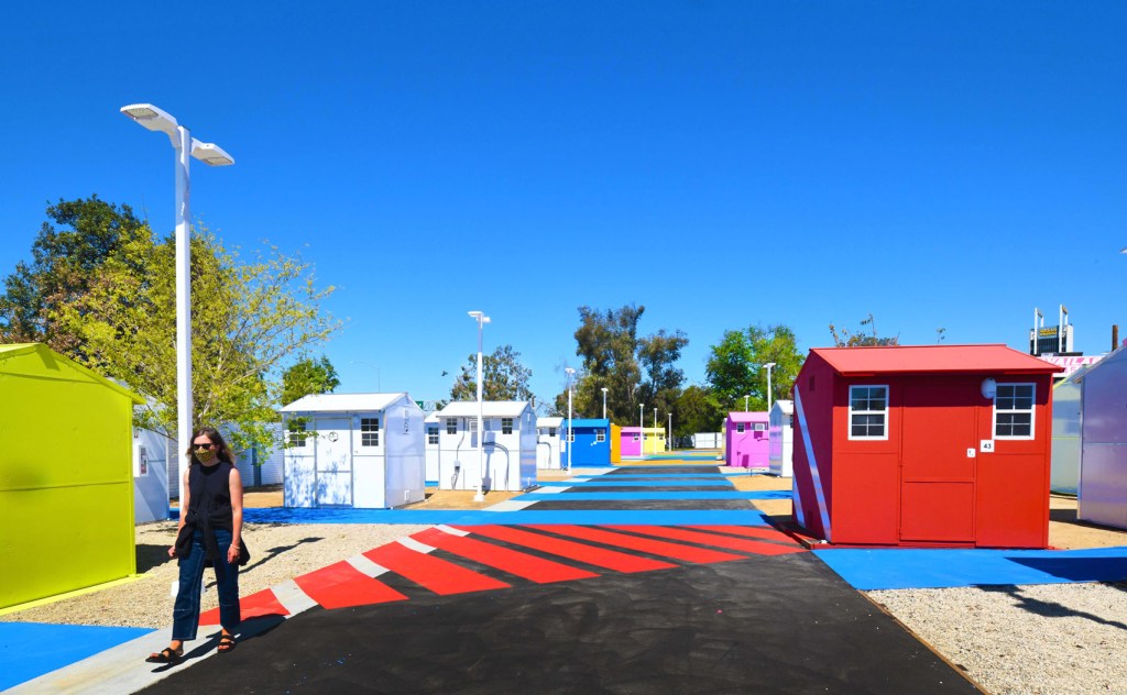 Vila-colorida-Los-Angeles Tiny houses para pessoas em situação de rua