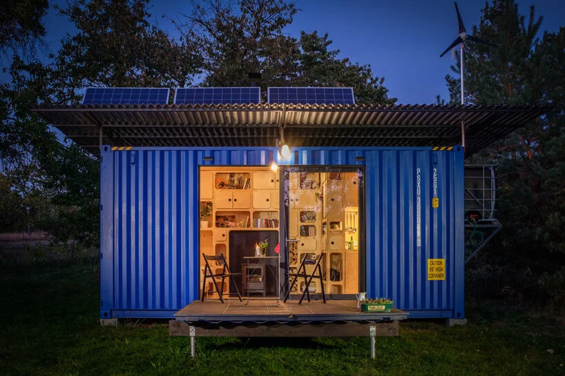 Casa container vista de fora é projeto da Pinup Houses