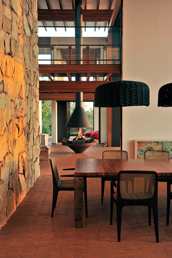 casa-no-quinta-da-baroneza-candida-tabet-arquitetura-fotos-romulo-fialdini-11 casa no quinta da baroneza candida tabet arquitetura casa construção piscina projeto luxo residência são paulo casacor elenco lareira madeira interiores sala de estar