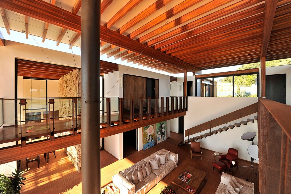 casa-no-quinta-da-baroneza-candida-tabet-arquitetura-fotos-romulo-fialdini-18 casa no quinta da baroneza candida tabet arquitetura casa construção piscina projeto luxo residência são paulo casacor elenco lareira madeira interiores sala de estar