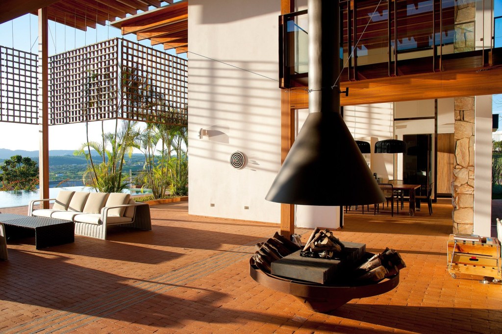 casa-no-quinta-da-baroneza-candida-tabet-arquitetura-fotos-romulo-fialdini-9 casa no quinta da baroneza candida tabet arquitetura casa construção piscina projeto luxo residência são paulo casacor elenco lareira madeira interiores sala de estar