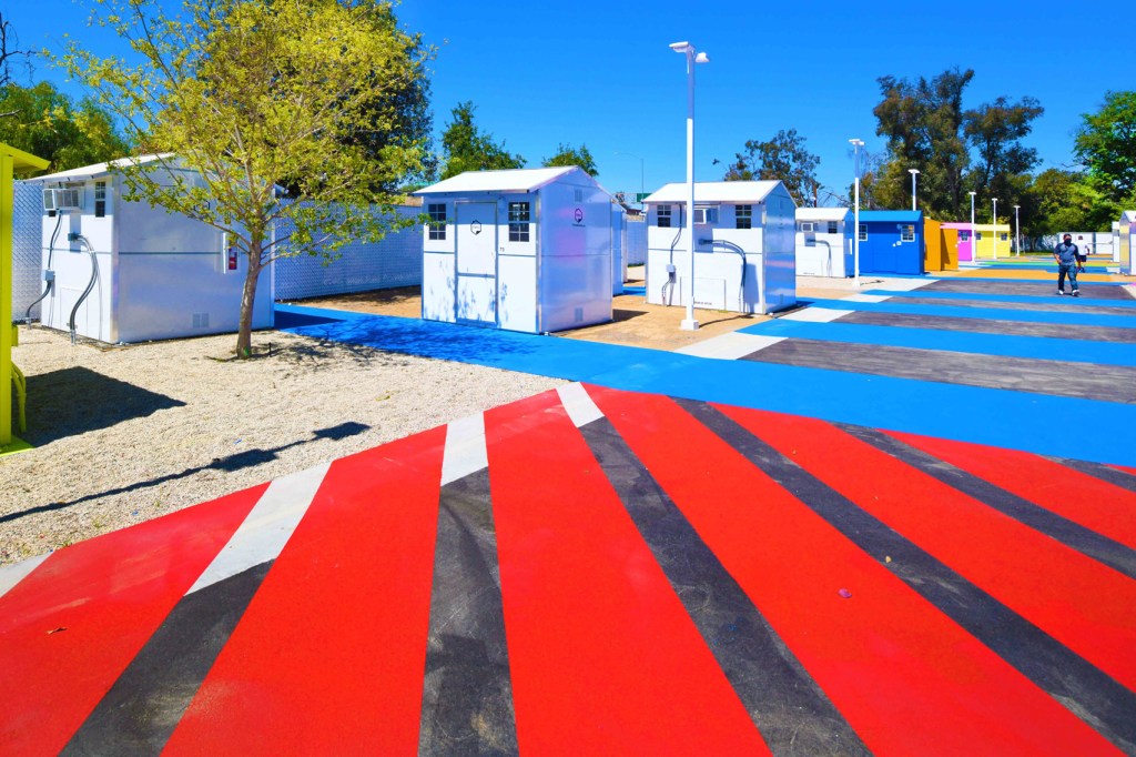 microcasas-los-angeles-coloridas Tiny houses para pessoas em situação de rua
