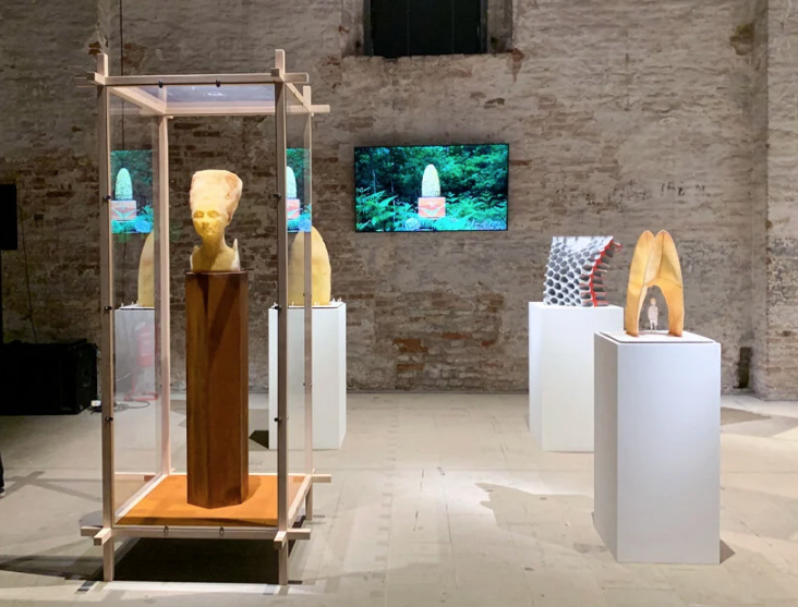 tomas-libertiny-esculturas-feitas-por-abelhas-bienal-de-veneza-2021-3 tomas-libertiny-esculturas-feitas-por-abelhas-bienal-de-veneza-2021-1