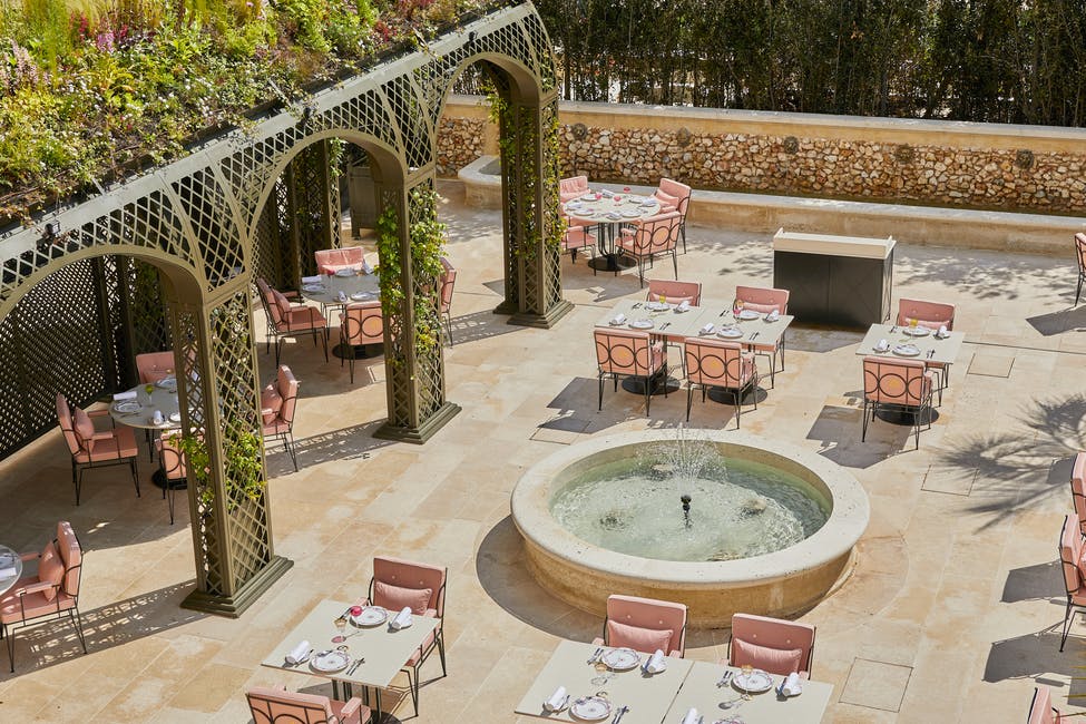 61e56f7f-e0ee-45e8-977f-7fdfd889b2fa_Restaurant—Terrasse-desktop hotel; paris; turismo; hotel de luxo; palacio de versalhes; frança