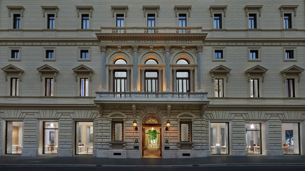 Apple_Via-Del-Corso-opens-in-Rome-exterior-building_052721 nova loja da Apple Palazzo Marignoli