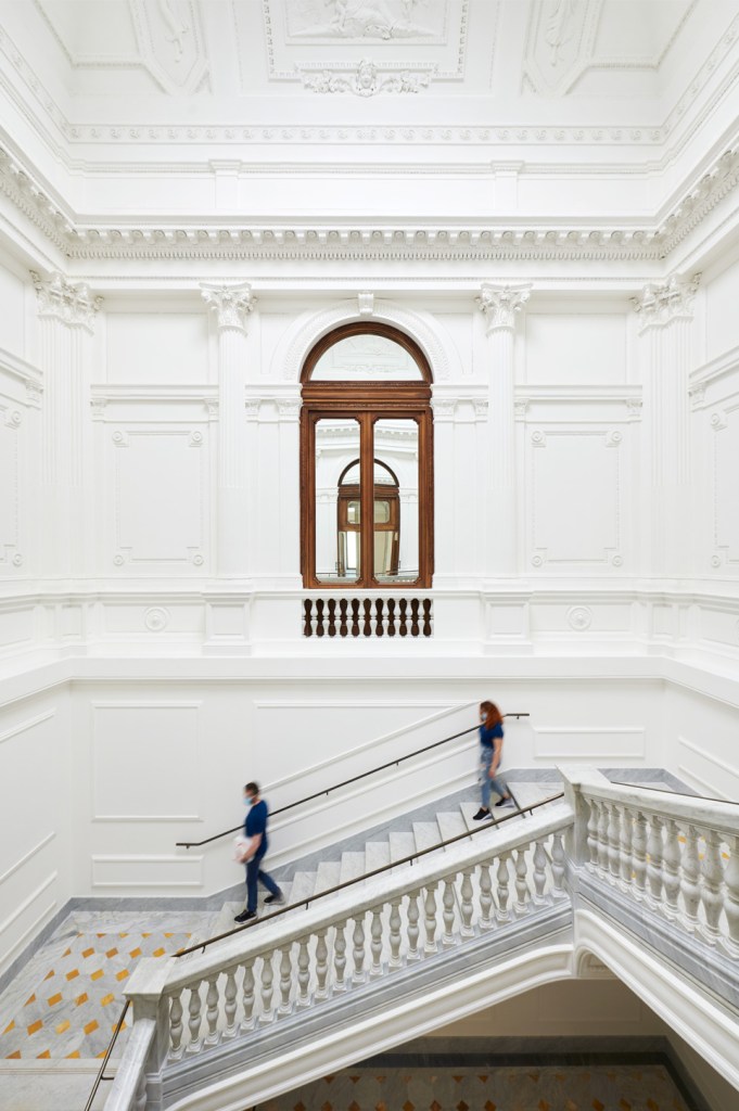 Apple_Via-Del-Corso-opens-in-Rome-stairway_052721 nova loja da Apple Palazzo Marignoli