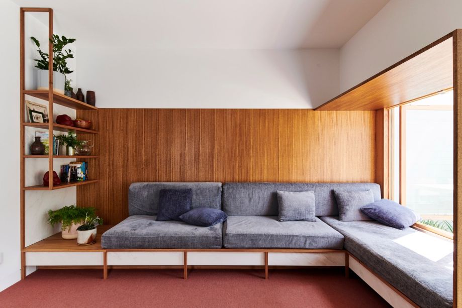 marcenaria inteligente paraintegrar espaços e criar funcionalidade para o sofá