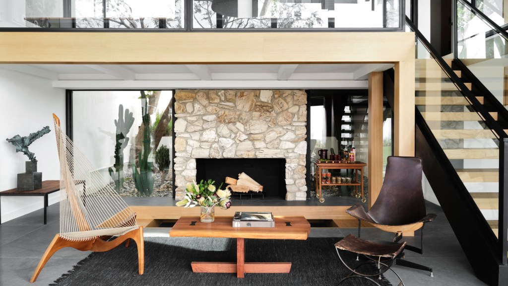 casa reformada em malibu casa reformada em Malibu preserva sua arquitetura