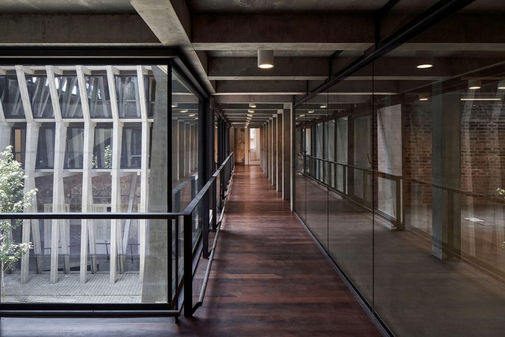 corredores de vidro separam escritórios do novo Ministério da Cultura do Chile