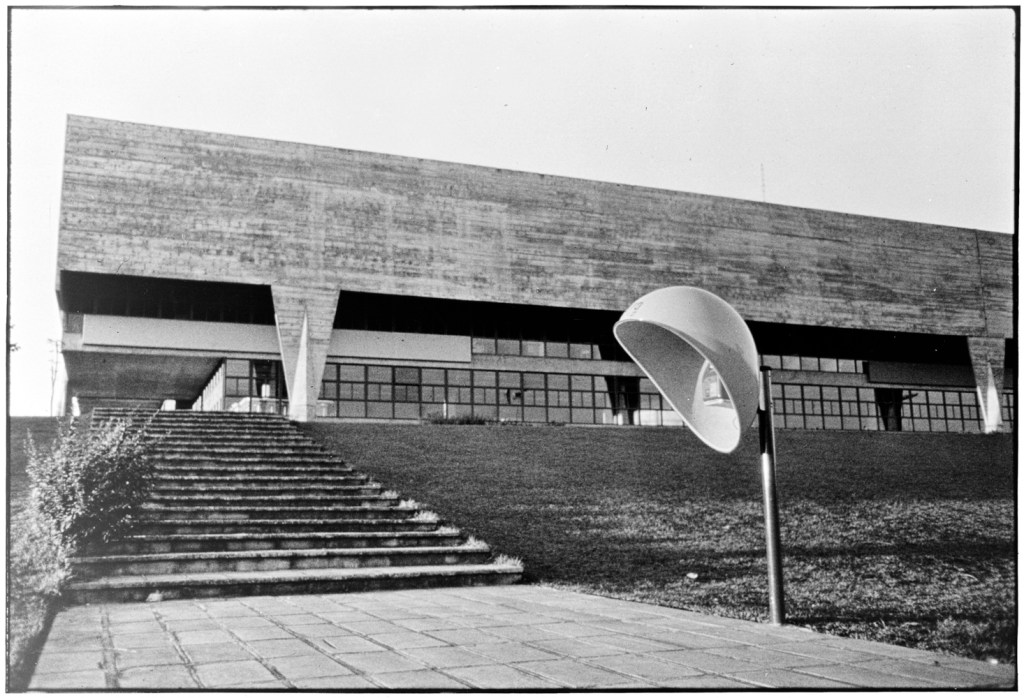 orelhão 7 orelhão; brasil; 50 anos; material forte e resistente; icone da paisagem urbana brasileira; Chu Ming Silveira; arquitetura; design nacional