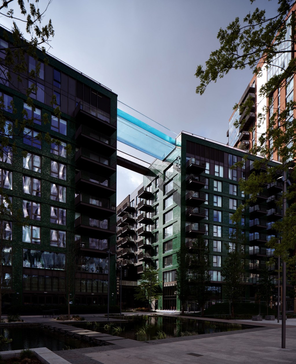 sky-pool-piscina-transparente-conecta-dois-blocos-residenciais-em-londres-1 sky pool piscina transparente conecta dois blocos residenciais em londres