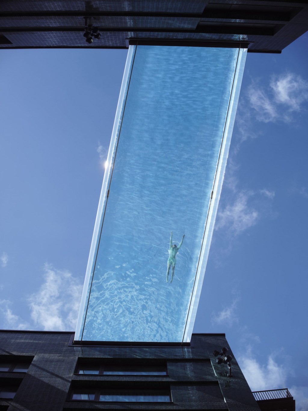 sky-pool-piscina-transparente-conecta-dois-blocos-residenciais-em-londres-3 sky pool piscina transparente conecta dois blocos residenciais em londres