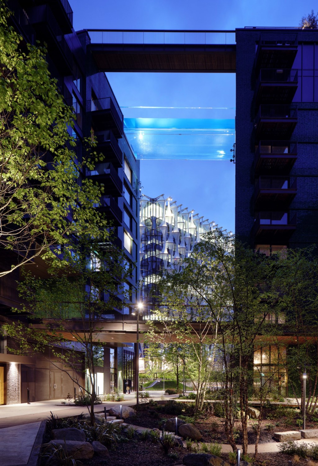 sky-pool-piscina-transparente-conecta-dois-blocos-residenciais-em-londres-5 sky pool piscina transparente conecta dois blocos residenciais em londres