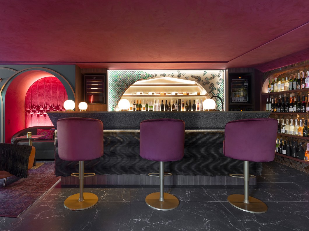 Wine Bar Pra lá de Marrakech - Alessandra Casagrande. Inspirado na cultura e na exuberância da cidade de Marrakech, a designer de interiores mescla uma arquitetura estimulante com o intimismo e as memórias sensoriais do vinho neste espaço quase cenográfico. Motivos geométricos, arcos, verdes, dourados, cordões, franjas e galões de passamanaria compõem com a iluminação suave. Wine Bar Pra lá de Marrakech - Alessandra Casagrande. Inspirado na cultura e na exuberância da cidade de Marrakech, a designer de interiores mescla uma arquitetura estimulante com o intimismo e as memórias sensoriais do vinho neste espaço quase cenográfico. Motivos geométricos, arcos, verdes, dourados, cordões, franjas e galões de passamanaria compõem com a iluminação suave.