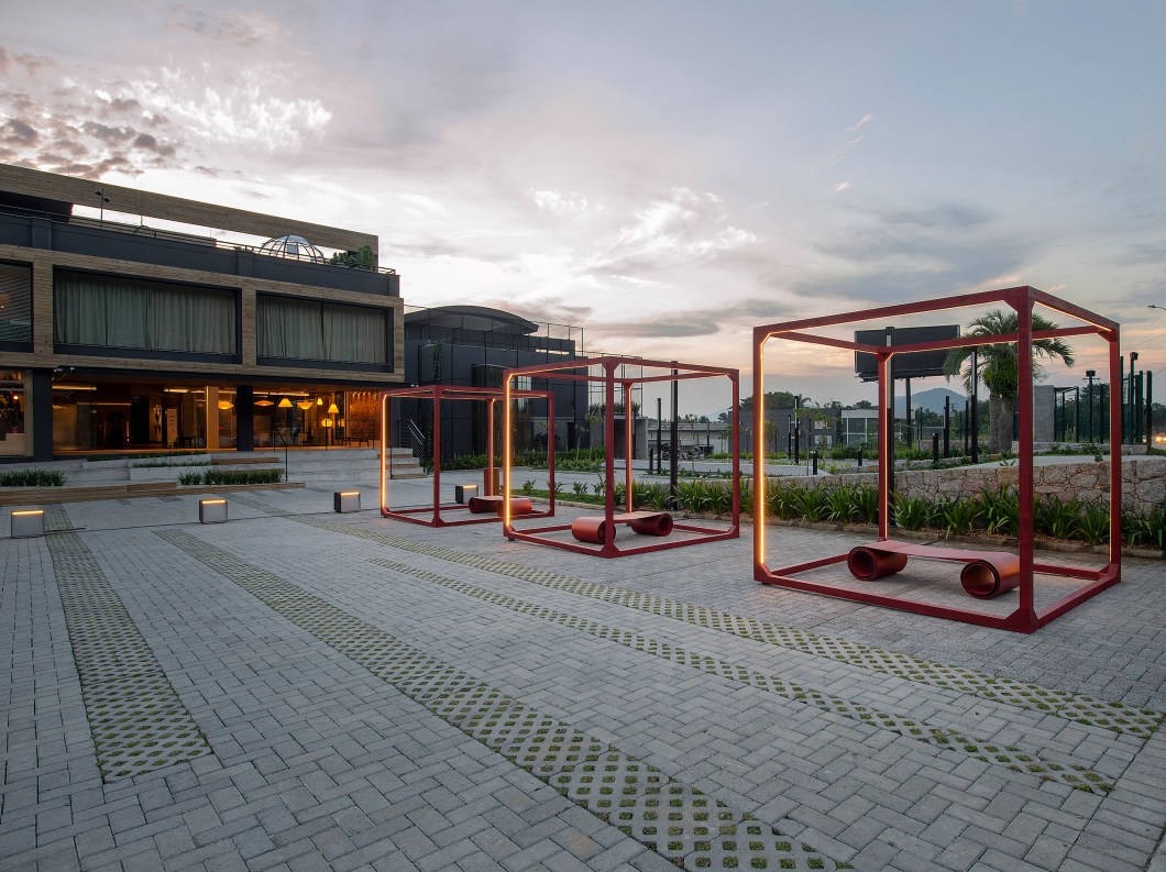 Quem cria nasce todo dia - Ana Trevisan | Paisagismo + Arquitetura. O estacionamento de 270 m² foi transformado em praça para recepcionar os visitantes e a instalação dos cubos faz uma analogia com o momento atual, no qual precisamos nos refugiar em nossas casas. Os bancos sinuosos são peças assinadas pelo arquiteto Jaime Lerner e nos convida a uma pausa para a reflexão. À noite o jardim ganha iluminação pontual e cênica. Quem cria nasce todo dia - Ana Trevisan | Paisagismo + Arquitetura. O estacionamento de 270 m² foi transformado em praça para recepcionar os visitantes e a instalação dos cubos faz uma analogia com o momento atual, no qual precisamos nos refugiar em nossas casas. Os bancos sinuosos são peças assinadas pelo arquiteto Jaime Lerner e nos convida a uma pausa para a reflexão. À noite o jardim ganha iluminação pontual e cênica.