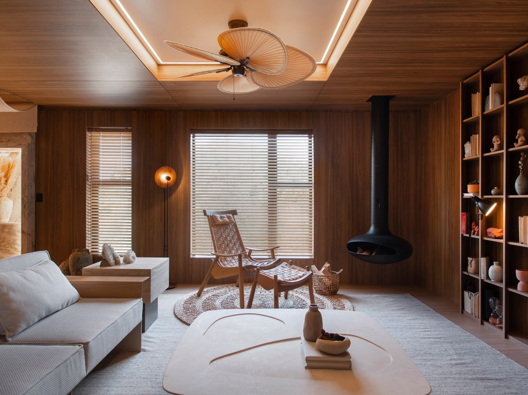 Veredas Autoria Design - Natália Xavier. Pensando em homenagear os designers brasileiros e suas obras, a arquiteta criou esta sala de estar e jantar com 70 m² que remete à obra Grande Sertão: Veredas, de Guimarães Rosa. A associação está presente na cor da tinta (Grandes Sertões, da Coral) e nas peças assinadas por Aristeu Pires, Ronald Sasson, Maria Cândida Machado, Arthur Casas, Alfio Lisi e Lairana. Veredas Autoria Design - Natália Xavier. Pensando em homenagear os designers brasileiros e suas obras, a arquiteta criou esta sala de estar e jantar com 70 m² que remete à obra Grande Sertão: Veredas, de Guimarães Rosa. A associação está presente na cor da tinta (Grandes Sertões, da Coral) e nas peças assinadas por Aristeu Pires, Ronald Sasson, Maria Cândida Machado, Arthur Casas, Alfio Lisi e Lairana.