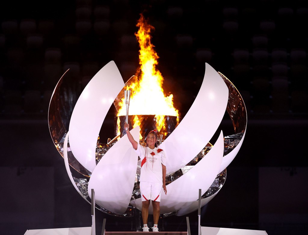pira-olimpica-tokyo-2020 A tenista japonesa Naomi Osaka acende a pira olímpica durante a cerimônia de abertura dos Jogos de Tokyo 2020.