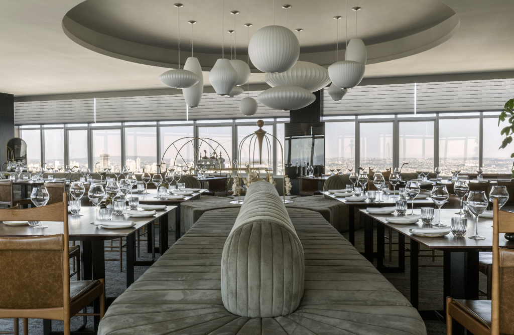 conjunto-de-Luminárias-criativas-trazem-inovação-em salas-de-jantar Restaurant - Leo Romano - CASACOR Goiás 2018