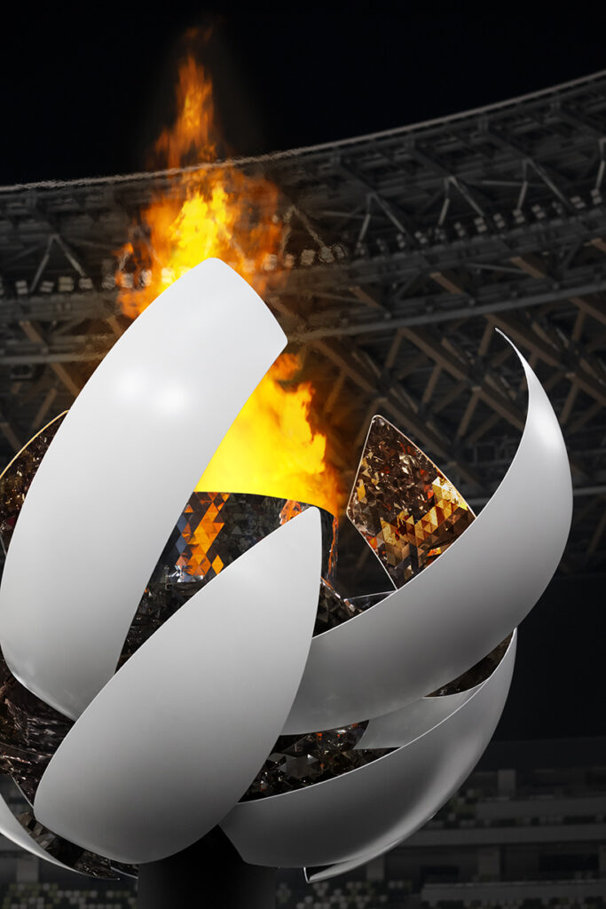 pira-olimpica-nendo-japao-2020-aberta-acesa-detalhe A foto mostra o detalhe do fogo da pira olímpica dos jogos de Tokyo 2020. O design que remete ao sol é assinado pelo estúdio Nendo.