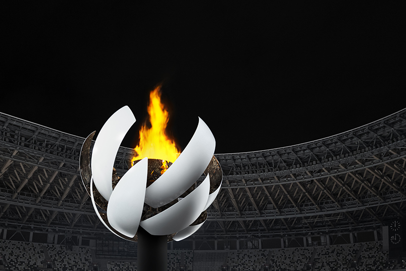 pira-olimpica-nendo-japao-2020-aberta-acesa A foto mostra a pira olímpica aberta e acessa dos jogos de Tokyo 2020. O design que remete ao sol é assinado pelo estúdio Nendo.